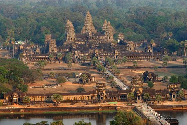 柬埔寨除了吴哥古迹，这里还有不输马代的水屋和大海