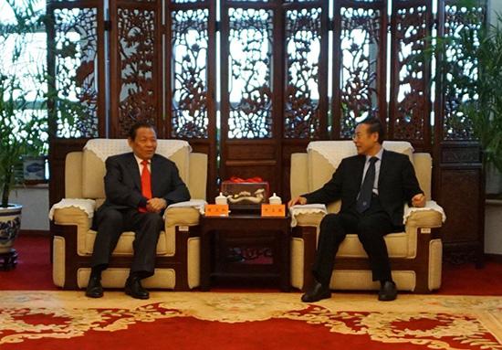 万立骏主席会见新加坡金鹰集团主席陈江和一行