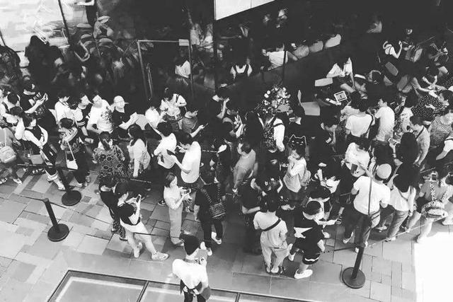 卖手机无人问津，卖奶茶却一杯难求，他如何搅动一个千亿级市场？