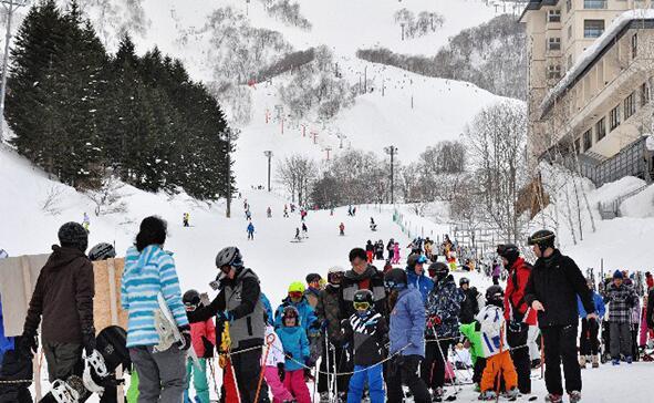 日媒：海外“热钱”涌入日本北海道滑雪圣地