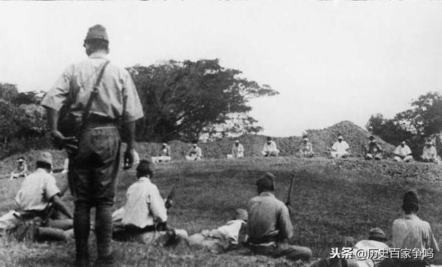 1942年，丧心病狂的日本军队竟然把战俘当做靶子练习射击