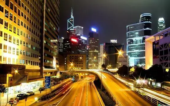 看完香港的苦逼生活，你还会抱怨新加坡生活不幸福吗？
