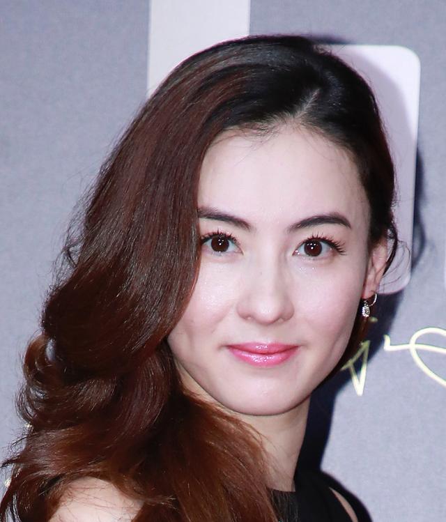 张柏芝三儿子满月向媒体派喜饼，生父成谜65岁新加坡富商再成焦点