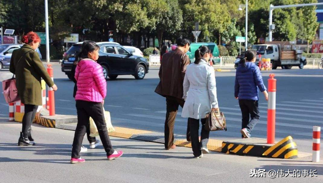 善良中国女孩在新加坡当服务员，不料因一张照片走红，获赞无数