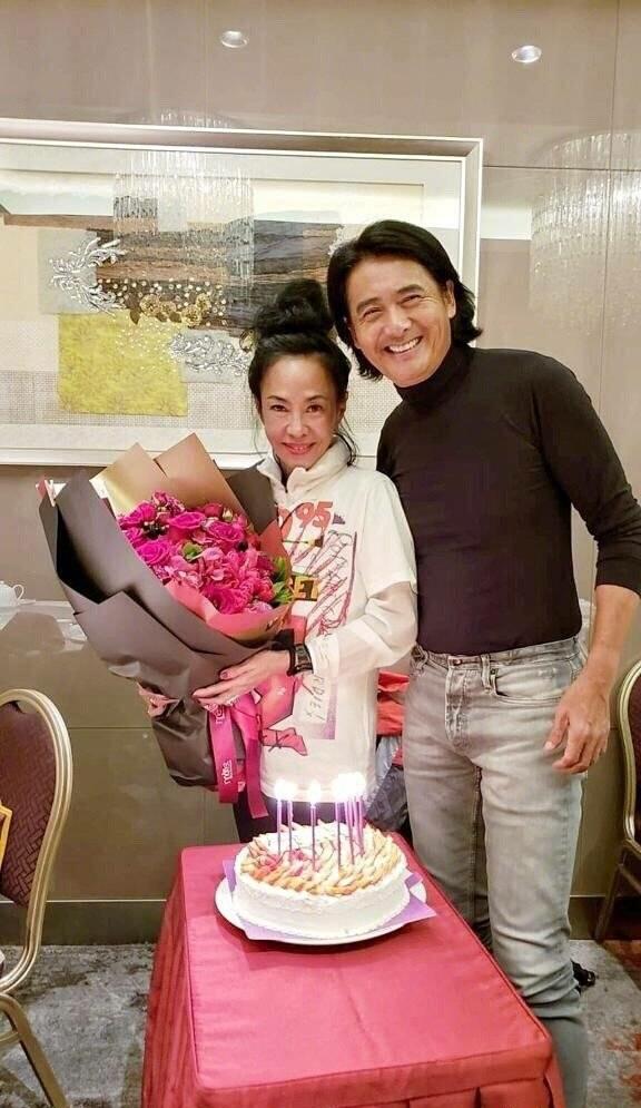 周润发为老婆办生日宴 发嫂真幸福