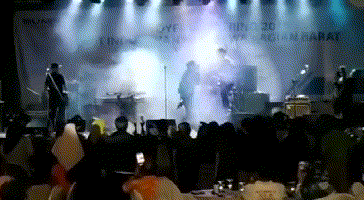 印尼海啸袭来时，演唱会舞台顷刻间坍塌