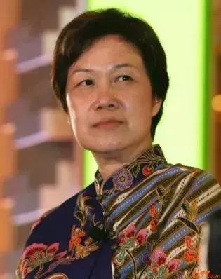 李显龙妻子被评为亚洲第一女强人！生活朴素，拿74.5元手提包！