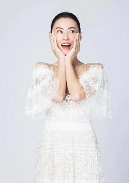 张柏芝的“小王子”满月了，网友：祝福超人妈妈，要幸福呦