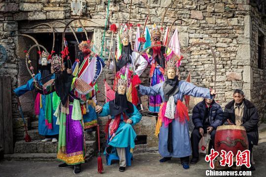 贵州老人38年雕刻地戏面具 作品网销海内外