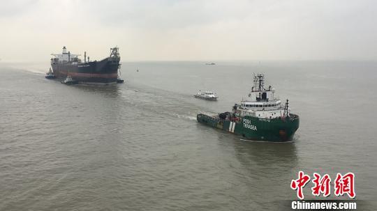 9名引航员18个小时引航 800米长无动力储油船队抵江苏