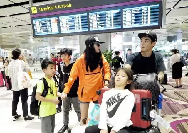 张柏芝产后带着儿子携5件大行李现身新加坡！这是来定居？……