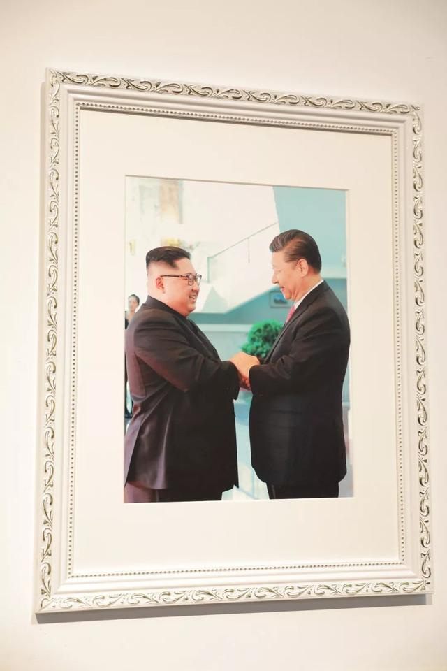 朝在北京举行致敬金正恩图片展：只见鲜花不见导弹