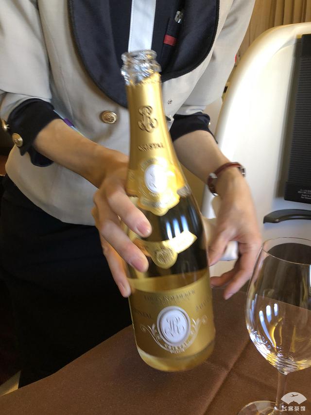搭乘日本航空一号航班JL1头等舱美国飞日本，餐饮真是大手笔