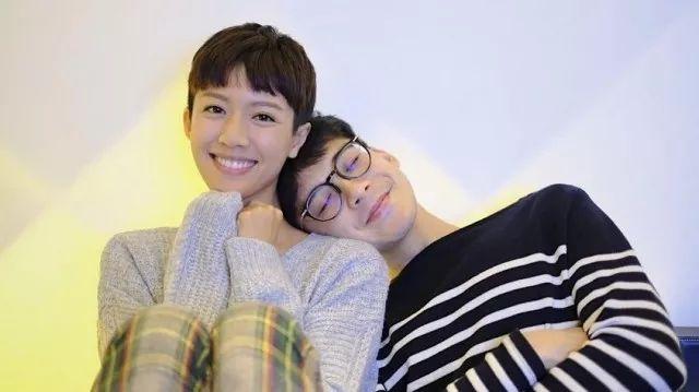 TVB力捧小鲜肉与前港姐“暧昧爆灯” 甜蜜靠其肩膀发肉麻甜文