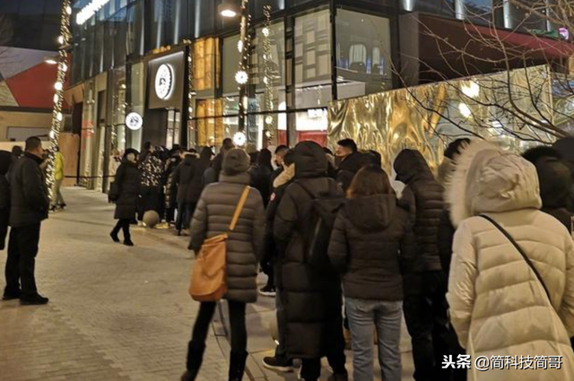 “加拿大鹅”北京开业现场火爆 外媒：未见抵制，正常营业