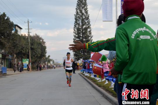 中缅国际马拉松开跑 “一马跑两国”吸引8000余人参赛