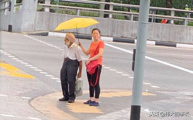 善良中国女孩在新加坡当服务员，不料因一张照片走红，获赞无数