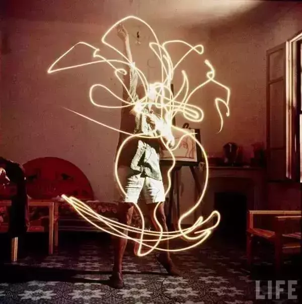 在艺术家手中，任何都可以作为绘画的工具！这样的艺术你见过吗？