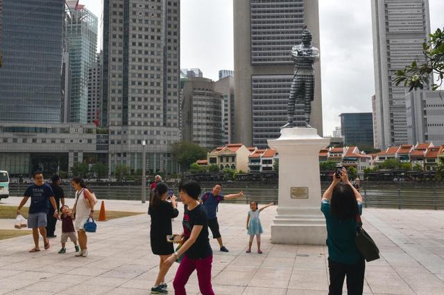 新加坡百年纪念雕像矗立新加坡河：激励新国人民深入思考祖国历史