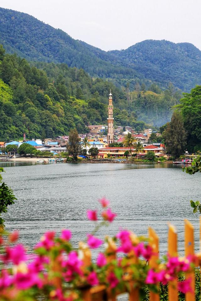 探秘世界最大火山湖，湖心小岛面积超过新加坡