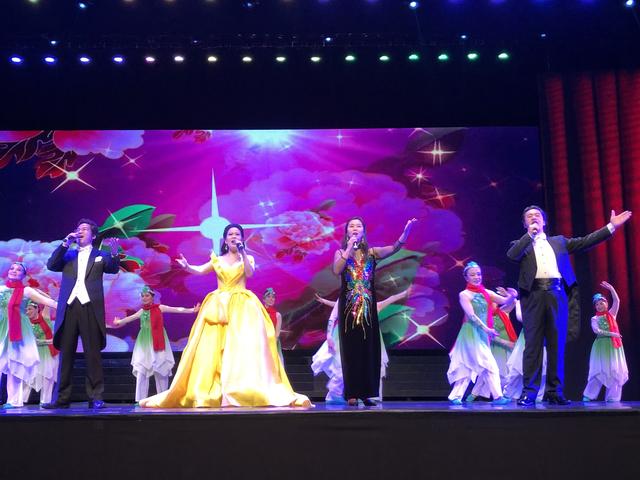 颂今中国风演唱会唱响新加坡 冰糖葫芦向狮城观众拜年