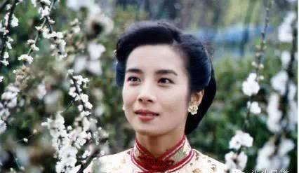 琼瑶的最美白玫瑰，曾经风华绝代的她，息影多年仍淡雅清丽