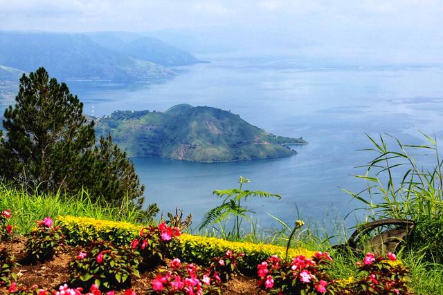 探秘世界最大火山湖，湖心小岛面积超过新加坡