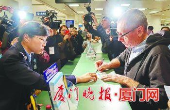 “外国人144小时过境免签”政策今日在厦正式落地 首名申办旅客来自美国