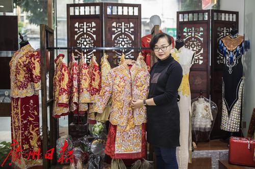 一针一线一嫁衣，16年间，这对夫妇素手绣出4000件“裙褂”