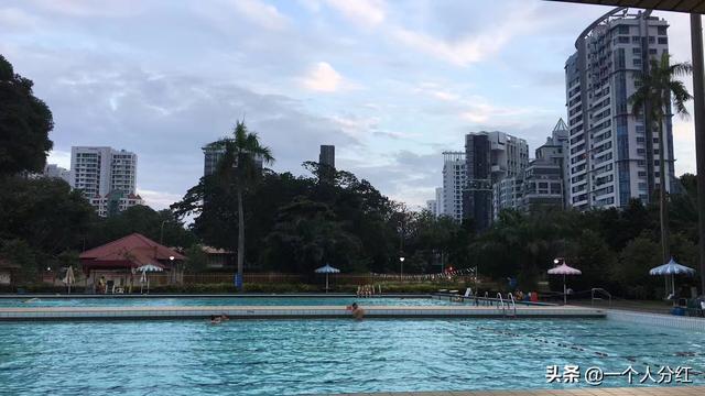 没有通过留学去了新加坡工作，儿子为家里省下了几百万人民币