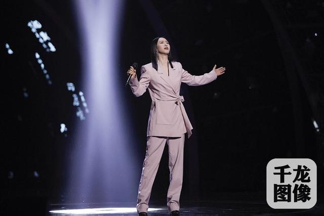 《经典咏流传》谭维维惊艳再现“诗的时代” 王源引吭高歌“少年惜时”
