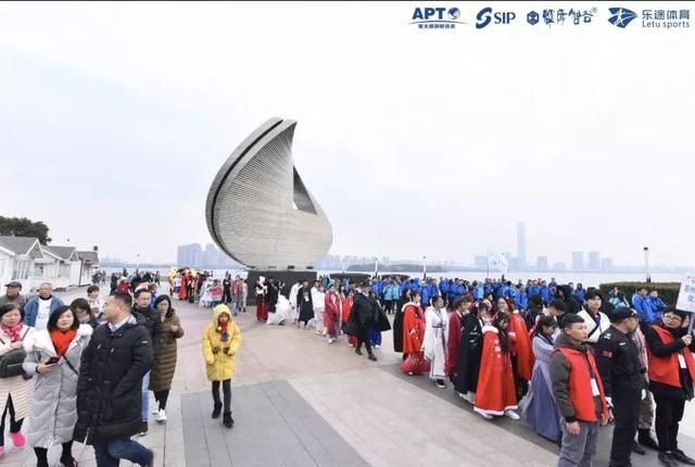 人从众……新年第一天，金鸡湖畔“穿越”了！