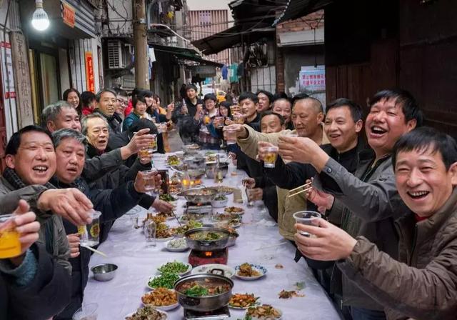 大开眼界，新加坡人年夜饭都吃这个：捞起！