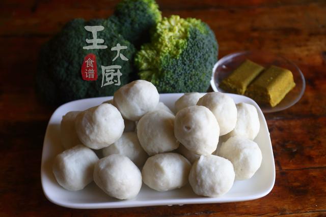 咖喱鱼丸扣西兰花这样做，简单快捷易上手，轻轻松松做美食
