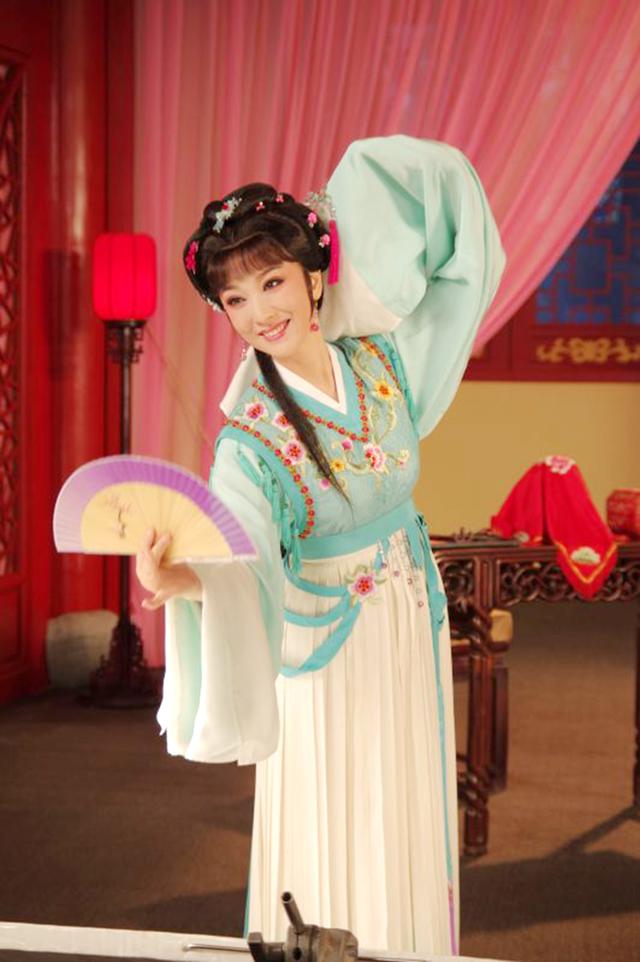 占得名园一枝春