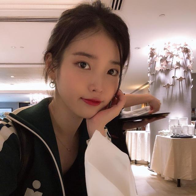 「IU」「分享」190121 营业了营业了！IU久违INS上线分享新加坡游客照