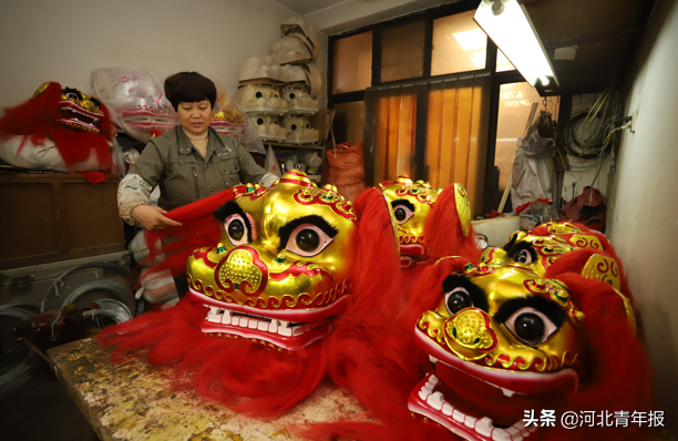 会笑的舞狮道具出自石家庄正定小胡同，一只“狮子”耗费十余条牦牛尾，带给大家浓浓的年味儿