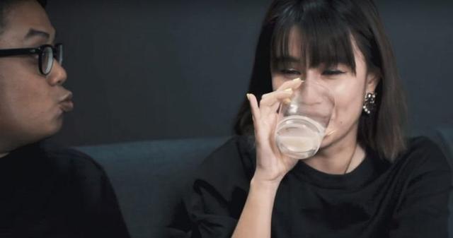 新加坡女主持人为庆祝宝宝诞生，提取自己母乳与其他同事分享品尝
