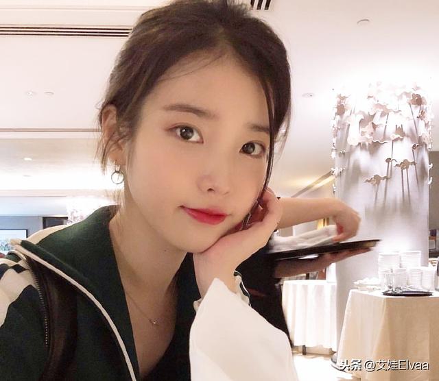 李知恩的旅行私服真心好看，将简单的路人装穿出少女感，气质真好