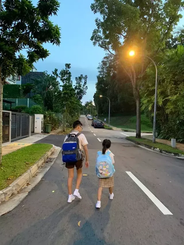 新加坡中小学开学，最抢镜还看爹妈