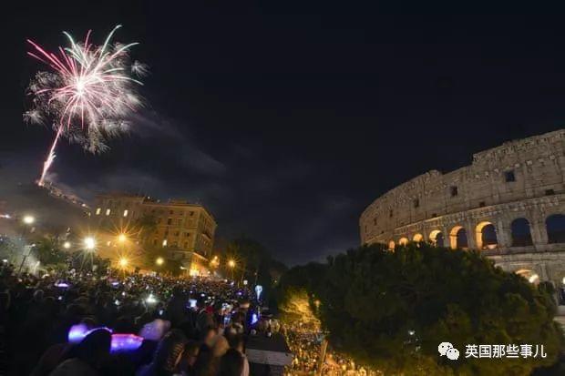 终于，全世界都来到了2019年！英国人民还是那么死不怕冷啊！