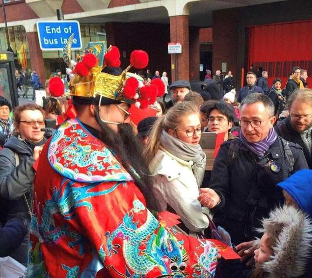 两天买走10万个红包 海外华人过年爱囤这些