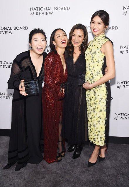 《摘金奇缘》合影女星参差不齐，网友：白雪公主和她的小矮人