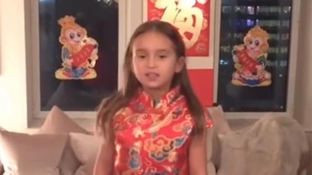 川普外孙女成“中文小网红”，外国小孩做的春节手工，不比咱们差