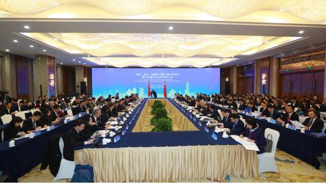 这两天在重庆，中国与东盟（新加坡）开了很成功的会