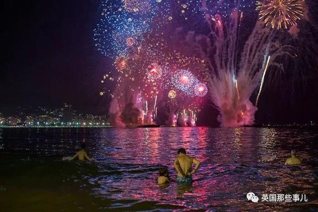 终于，全世界都来到了2019年！英国人民还是那么死不怕冷啊！