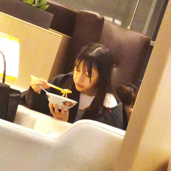 Angelababy机场吃面被偶遇 狗啃刘海引热议