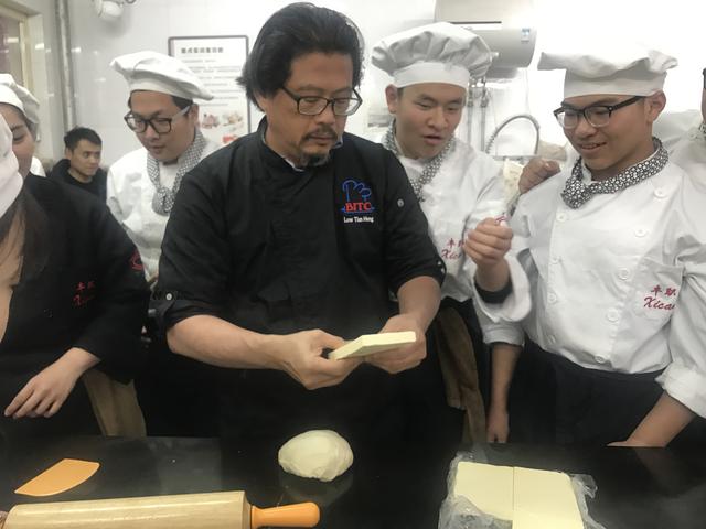 新加坡BITC老师走进丰台职业学校展示烘焙技艺