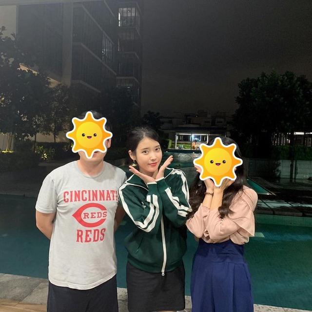 「IU」「分享」180119 出门度假了！粉丝新加坡偶遇IU认证合照