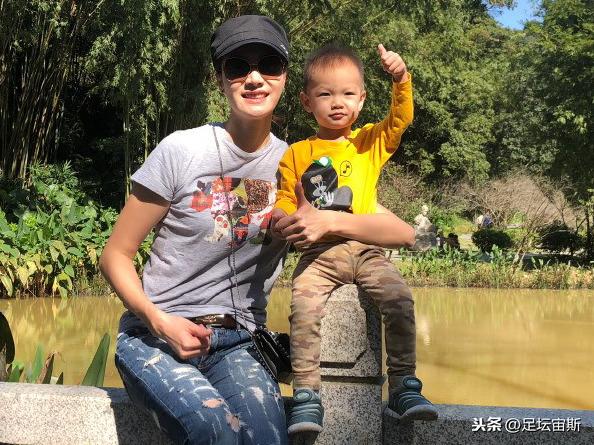 感动！林丹儿子看比赛振臂高呼爸爸加油 谢杏芳紧攥拳头助威老公